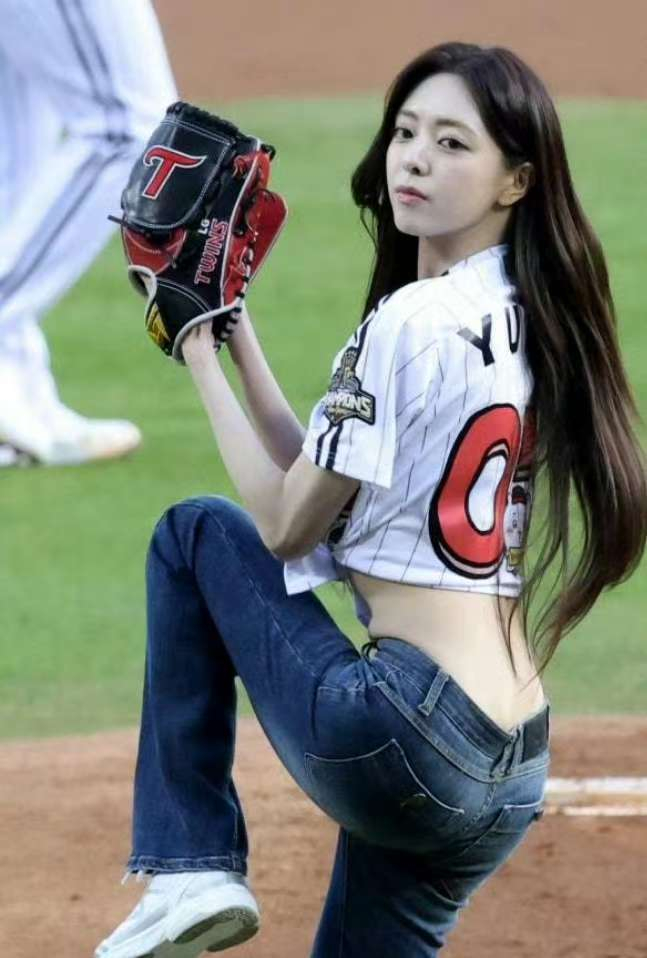 必赢下载-申有娜现身蚕室棒球场开球_新浪新闻